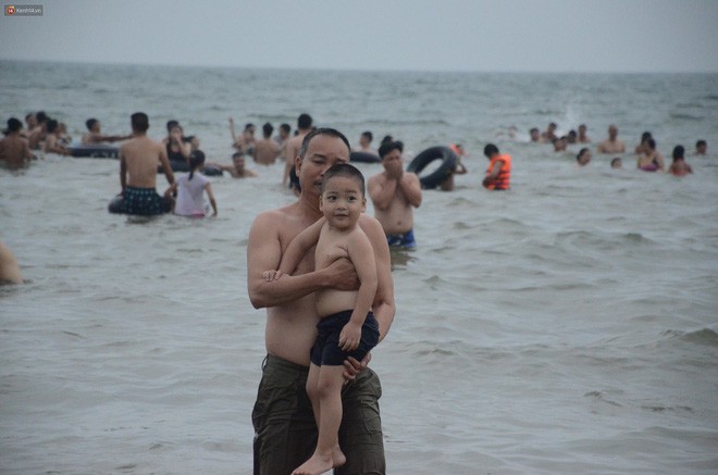 Biển người ken đặc, chen chúc trên các bãi tắm ở Sầm Sơn dịp lễ 30/4 - 1/5